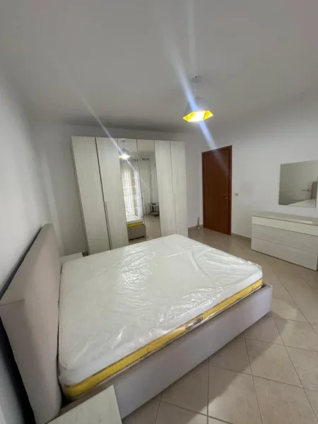 Tirane, jepet me qera apartament 2+1 Kati 2, 100 m² 800 € (Komuna e Parisit)