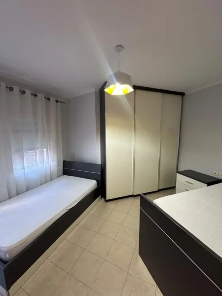 Tirane, jepet me qera apartament 2+1 Kati 2, 100 m² 800 € (Komuna e Parisit)