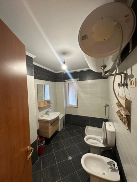 Tirane, jepet me qera apartament 2+1 Kati 2, 100 m² 800 € (Komuna e Parisit)