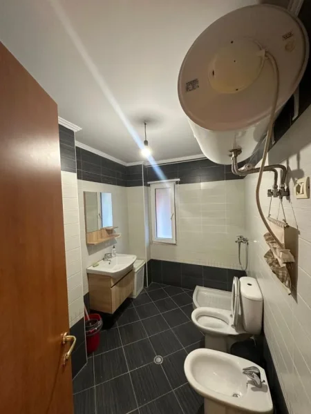 Tirane, jepet me qera apartament 2+1 Kati 2, 100 m² 800 € (Komuna e Parisit)