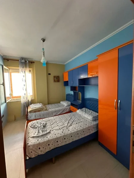 Tirane, jepet me qera apartament 3+1+Ballkon Kati 1, 400 € (Rr.Frosina Plaku)