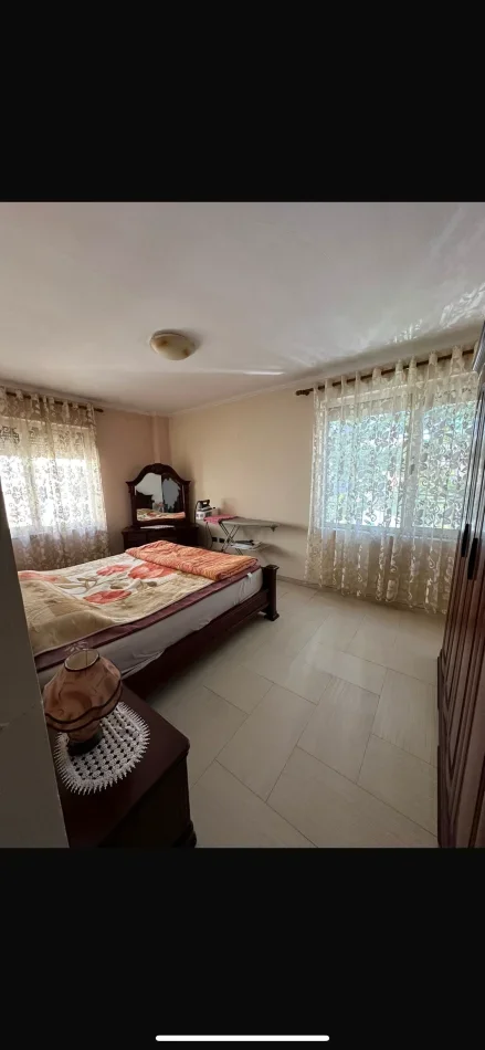 Tirane, jepet me qera apartament 3+1+Ballkon Kati 1, 400 € (Rr.Frosina Plaku)