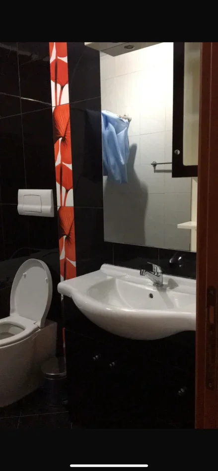 Tirane, jepet me qera apartament 3+1+Ballkon Kati 1, 400 € (Rr.Frosina Plaku)