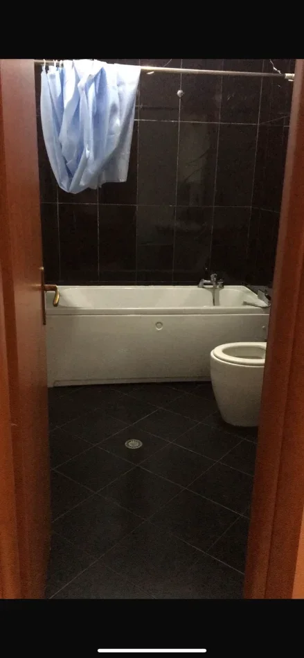 Tirane, jepet me qera apartament 3+1+Ballkon Kati 1, 400 € (Rr.Frosina Plaku)