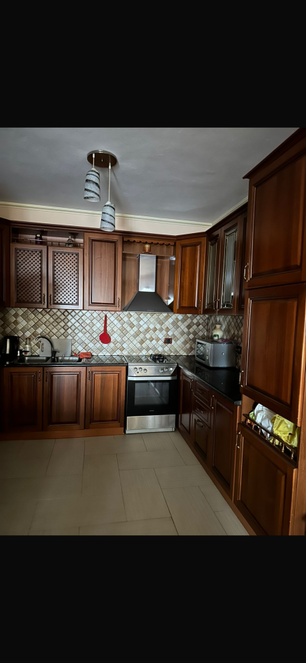 Tirane, jepet me qera apartament 3+1+Ballkon Kati 1, 1 m² 700 € (Rr.Frosina Plaku)