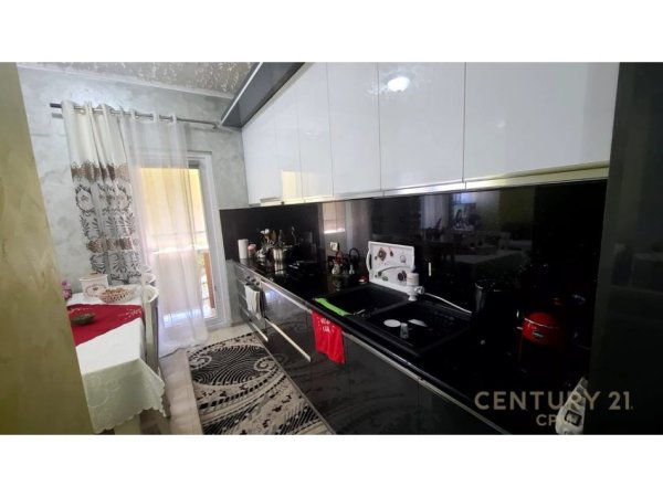 Tirane, jepet me qera apartament 1+1+Ballkon Kati 4, 79 m² 550 € (don bosco)