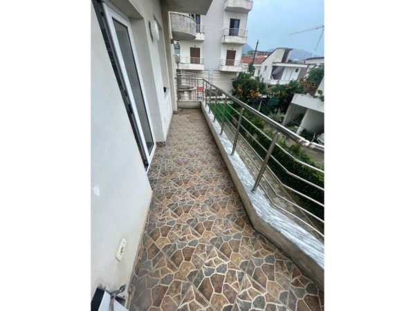 Tirane, jepet me qera apartament 3+1+Ballkon Kati 2, 115 m² 450 € (5 maji)