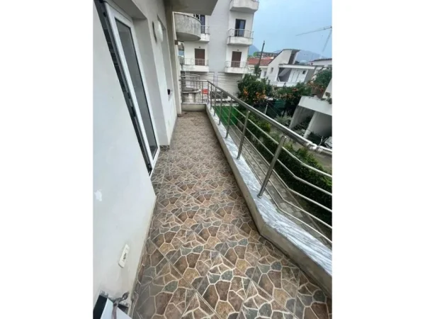 Tirane, jepet me qera apartament 3+1+Ballkon Kati 2, 115 m² 450 € (5 maji)