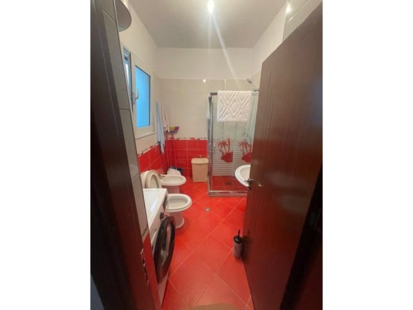 Tirane, jepet me qera apartament 3+1+Ballkon Kati 2, 115 m² 450 € (5 maji)