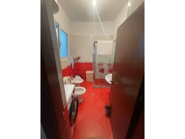 Tirane, jepet me qera apartament 3+1+Ballkon Kati 2, 115 m² 450 € (5 maji)