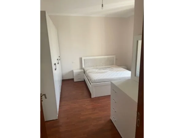 Tirane, jepet me qera apartament 3+1+Ballkon Kati 2, 115 m² 450 € (5 maji)