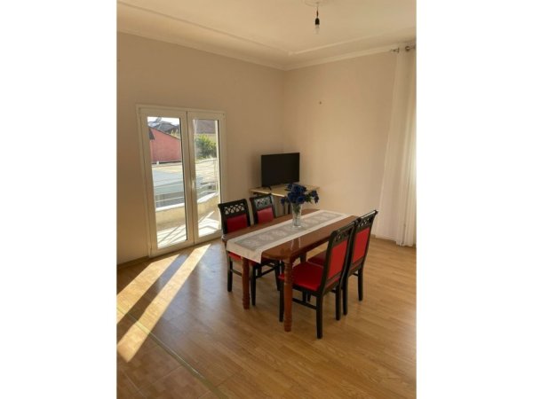 Tirane, jepet me qera apartament 3+1+Ballkon Kati 2, 115 m² 450 € (5 maji)