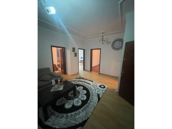Tirane, jepet me qera apartament 3+1+Ballkon Kati 2, 115 m² 450 € (5 maji)