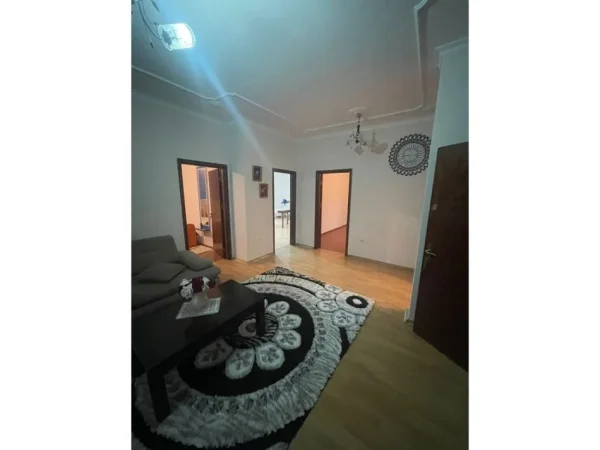 Tirane, jepet me qera apartament 3+1+Ballkon Kati 2, 115 m² 450 € (5 maji)