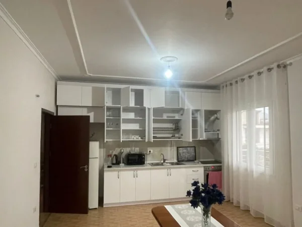 Tirane, jepet me qera apartament 3+1+Ballkon Kati 2, 115 m² 450 € (5 maji)