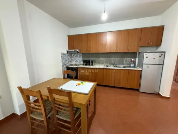 Tirane, jepet me qera apartament 2+1+Ballkon Kati 2, 85 m² 550 € (rrapo hekali)