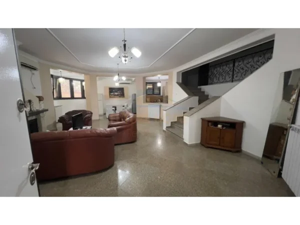 Tirane, jepet me qera Vile 3+1 Kati 1, 350 m² 2.000 € (Rruga Kadri Kerciku pas Terminalit te Autobuzave)