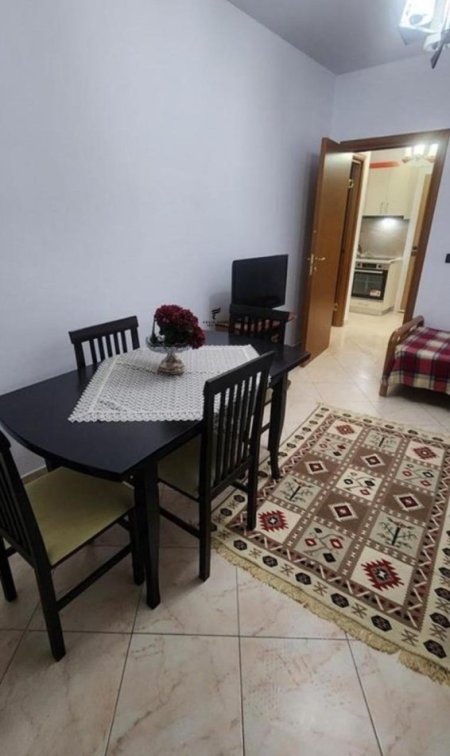 Tirane, jepet me qera apartament 1+1 Kati 3, 70 m² 700 € (QENDER)