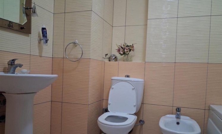 Tirane, jepet me qera apartament 1+1 Kati 3, 70 m² 700 € (QENDER)