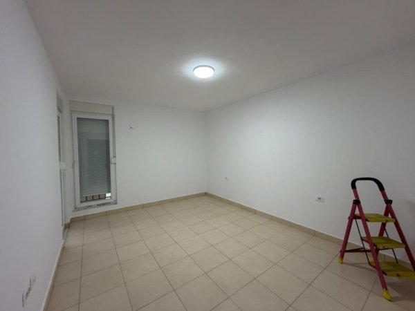 Tirane, jepet me qera apartament 1+1 Kati 4, 66 m² 400 € (Rruga 5 Maji.)