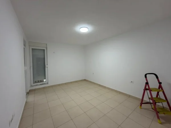 Tirane, jepet me qera apartament 1+1 Kati 4, 66 m² 400 € (Rruga 5 Maji.)
