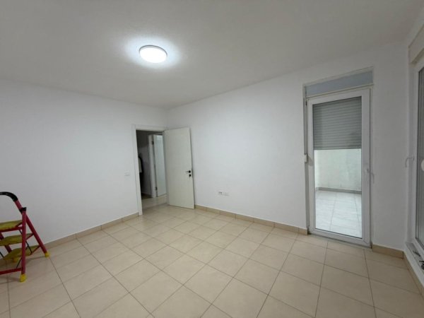 Tirane, jepet me qera apartament 1+1 Kati 4, 66 m² 400 € (Rruga 5 Maji.)