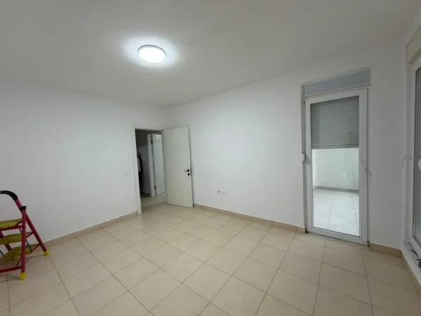 Tirane, jepet me qera apartament 1+1 Kati 4, 66 m² 400 € (Rruga 5 Maji.)