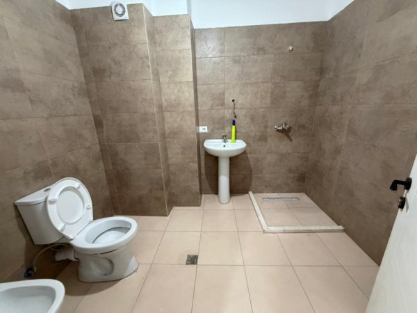 Tirane, jepet me qera apartament 1+1 Kati 4, 66 m² 400 € (Rruga 5 Maji.)