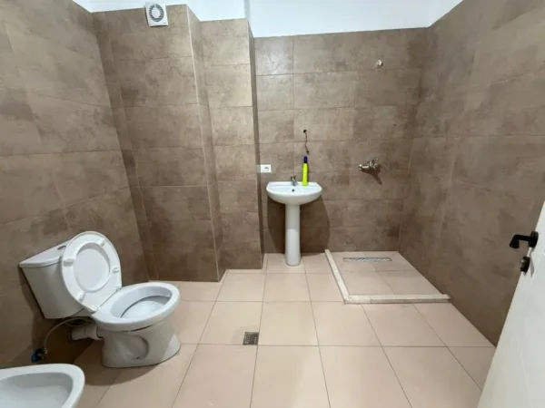 Tirane, jepet me qera apartament 1+1 Kati 4, 66 m² 400 € (Rruga 5 Maji.)