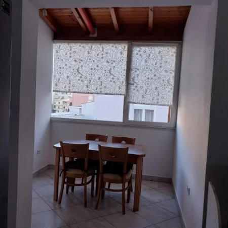 Tirane, jepet me qera apartament 2+1 Kati 3, 95 m² 400 € (Pranë Restorant Freskut)