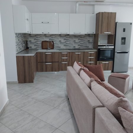 Tirane, jepet me qera apartament 2+1 Kati 3, 95 m² 400 € (Pranë Restorant Freskut)