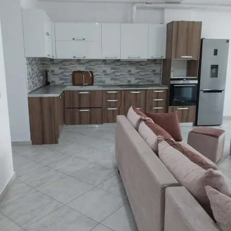 Tirane, jepet me qera apartament 2+1 Kati 3, 95 m² 400 € (Pranë Restorant Freskut)