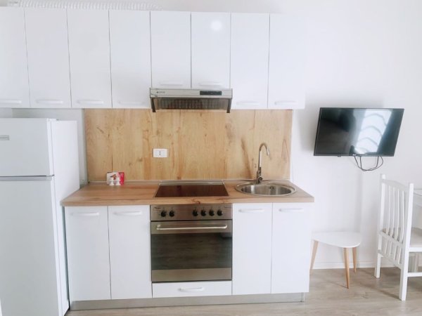 Tirane, jepet me qera apartament 1+1 , 65 m² 400 € (Kontakti,Ali Demi)