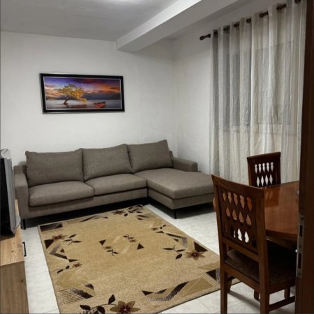 Tirane, jepet me qera Vile 1+1 Kati 1, 60 m² (Mbraps kupoles,Laprak)