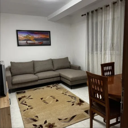 Tirane, jepet me qera Vile 1+1 Kati 1, 60 m² (Mbraps kupoles,Laprak)