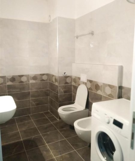 Tirane, jepet me qera apartament 1+1 Kati 5, 69 m² 520 € (LAPRAKE)