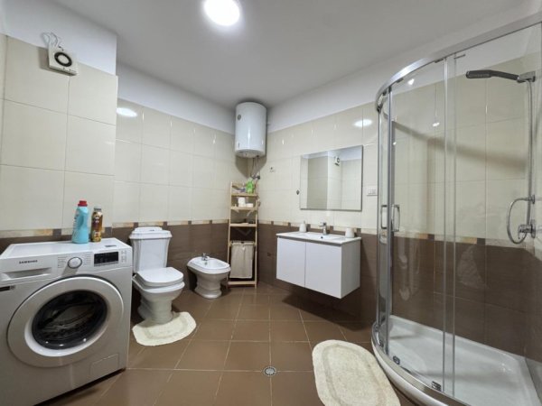 Apartament me Qera 1+1 Kati 5, Çmimi 650 € Pranë Qendrës Rruga Kavajës, 21 Dhjetori, Tirane)