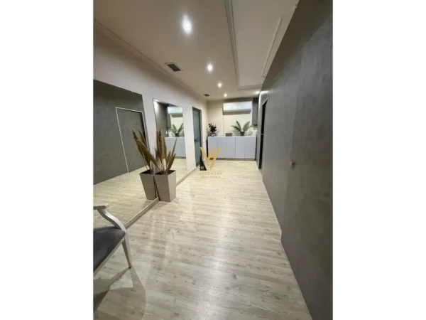 Tirane, jepet me qera dyqan Kati 0, 80 m² 650 € (VASIL SHANTO)