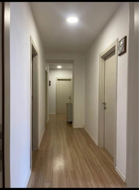 Tirane, shitet apartament 3+1+Ballkon Kati 3, 127 m² 206.000 € (Rruga 5 maji)