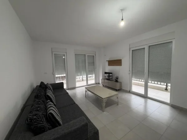 Tirane, jepet me qera apartament 2+1 Kati 3, 106 m² 470 € (Rruga 5 Maji.)