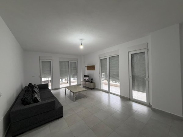 Tirane, jepet me qera apartament 2+1 Kati 3, 106 m² 500 € (Rruga 5 Maji.)