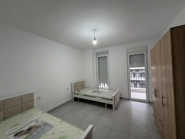 Tirane, jepet me qera apartament 2+1 Kati 3, 106 m² 470 € (Rruga 5 Maji.)