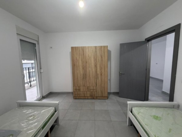 Tirane, jepet me qera apartament 2+1 Kati 3, 106 m² 500 € (Rruga 5 Maji.)
