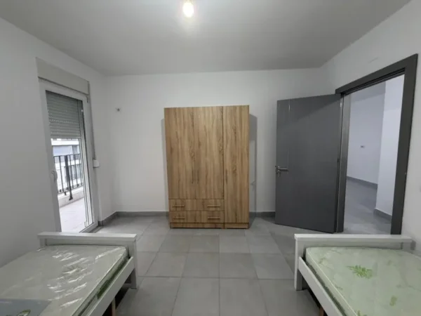Tirane, jepet me qera apartament 2+1 Kati 3, 106 m² 470 € (Rruga 5 Maji.)