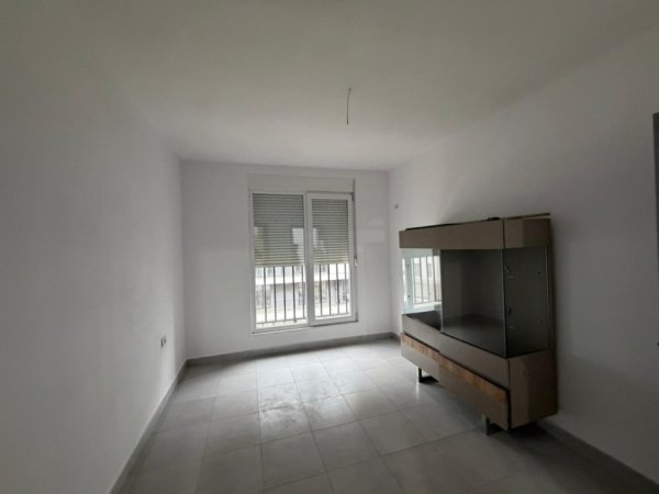 Tirane, jepet me qera apartament 2+1 Kati 3, 106 m² 500 € (Rruga 5 Maji.)