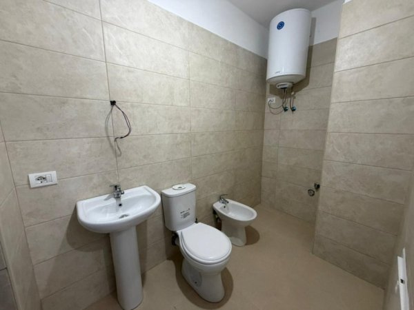 Tirane, jepet me qera apartament 2+1 Kati 3, 106 m² 500 € (Rruga 5 Maji.)