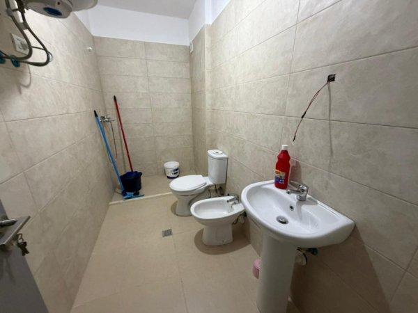 Tirane, jepet me qera apartament 2+1 Kati 3, 106 m² 500 € (Rruga 5 Maji.)