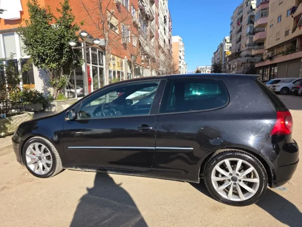 Tirane, shes makine Volswagen Golf 5 Nafte, e zeze automatik Kondicioner 3.100 €