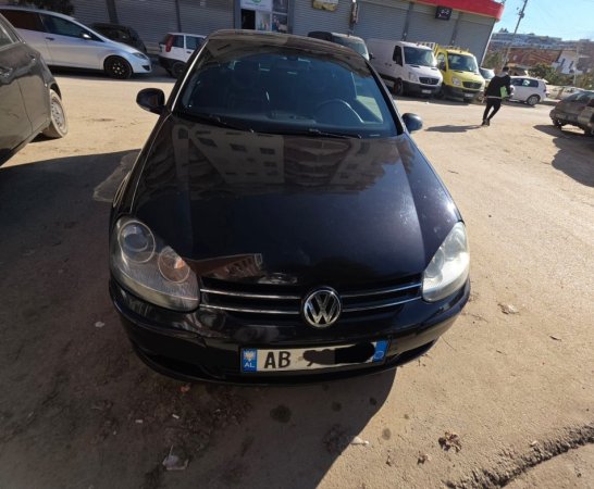 Tirane, shes makine Volswagen Golf 5 Nafte, e zeze automatik Kondicioner 3.100 €