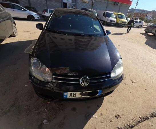 Tirane, shes makine Volswagen Golf 5 Nafte, e zeze automatik Kondicioner 3.100 €